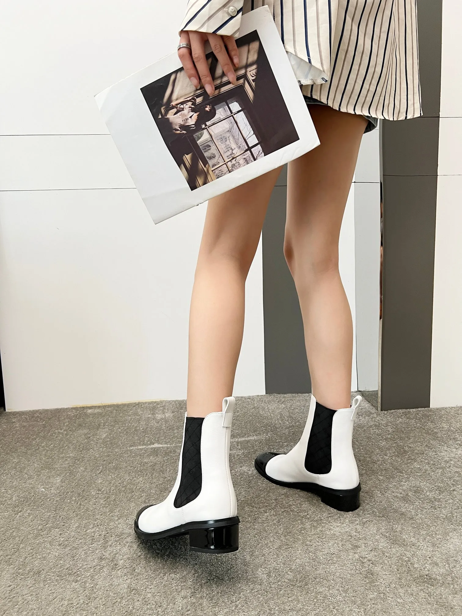 👟👟Ex-factory price 580👟👟 2025CHANEL These Chanel boots are amazing✨ Classic color matching, with a sense of high-end, the details of the toe are exquisite, and the fashion is instantly full when you put them on~ The different colors are easy to spot, and you can wear them with skirts and trousers to create a unique grandma style. Whose fashion DNA has touched it, I won’t tell you👀 Own it and you will want to carry the wind with you when you walk. These are fashionable and essential boots 👢 Fabric: cowhide Lining: sheepskin Color: black white apricot Heel height: about 4cm Tube height: 6 inches Size: 5-40 (41 customized)